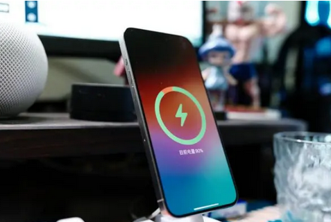 费县苹果15换屏服务分享用什么充电器给iPhone15充电更好 